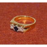 A modernist bark effect 18ct hallmarked gold illusion set diamond and sapphire dress ring (6.1gm