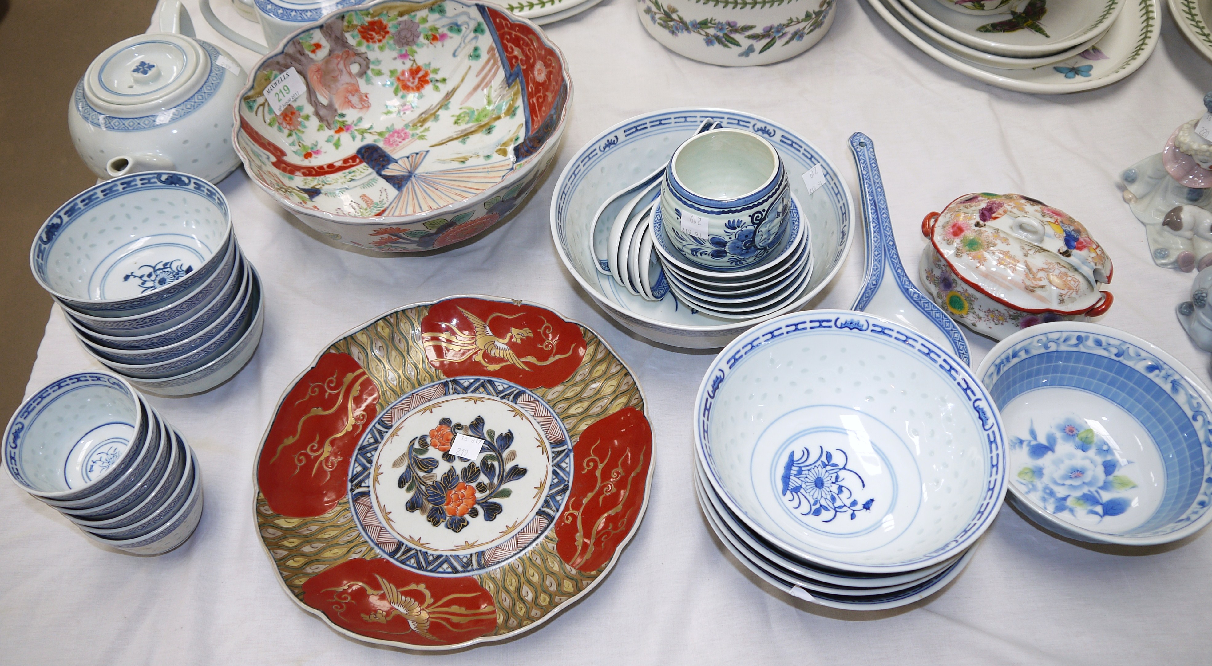 Late 19th / early 20th century Imari plates and a selection of modern oriental blue and white tea