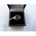A gentleman's signet ring engraved 'IP'. In gold marked 375. 5.2g