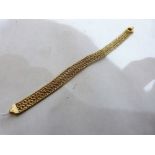 A chain mesh bracelet. In gold marked 375. 7.5g