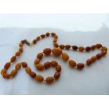 A necklace of graduated amber beads. 18.1g gross