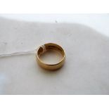 A wedding ring. In gold marked 375. 5.8g