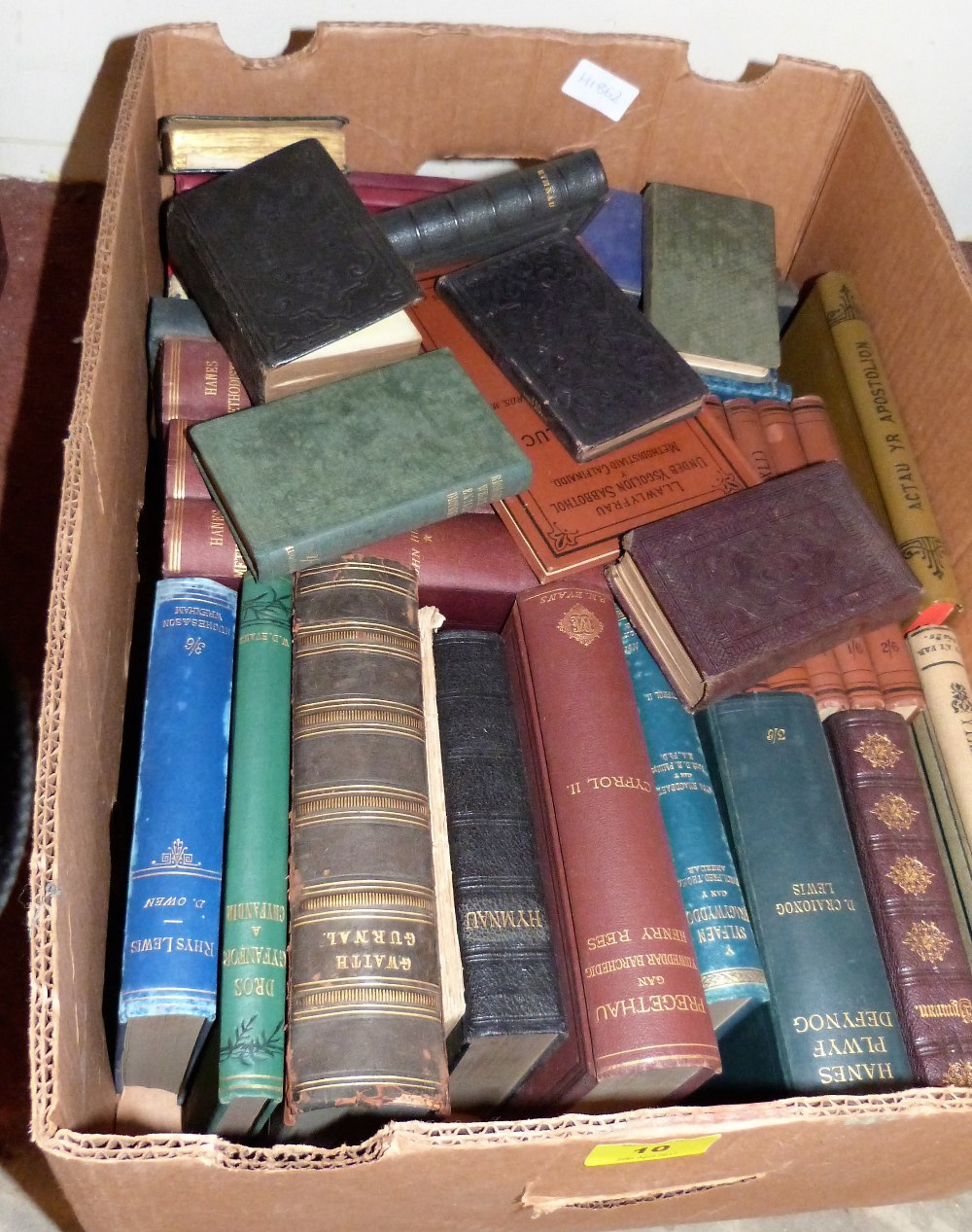 Three boxes of miscellaneous books in Welsh - Image 2 of 3