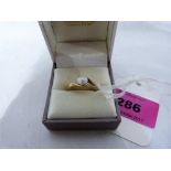 A split pearl solitaire ring. In gold 2.9g gross