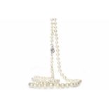 GRADUATED PEARL NECKLACE with a platinum clasp, with a safety chain,