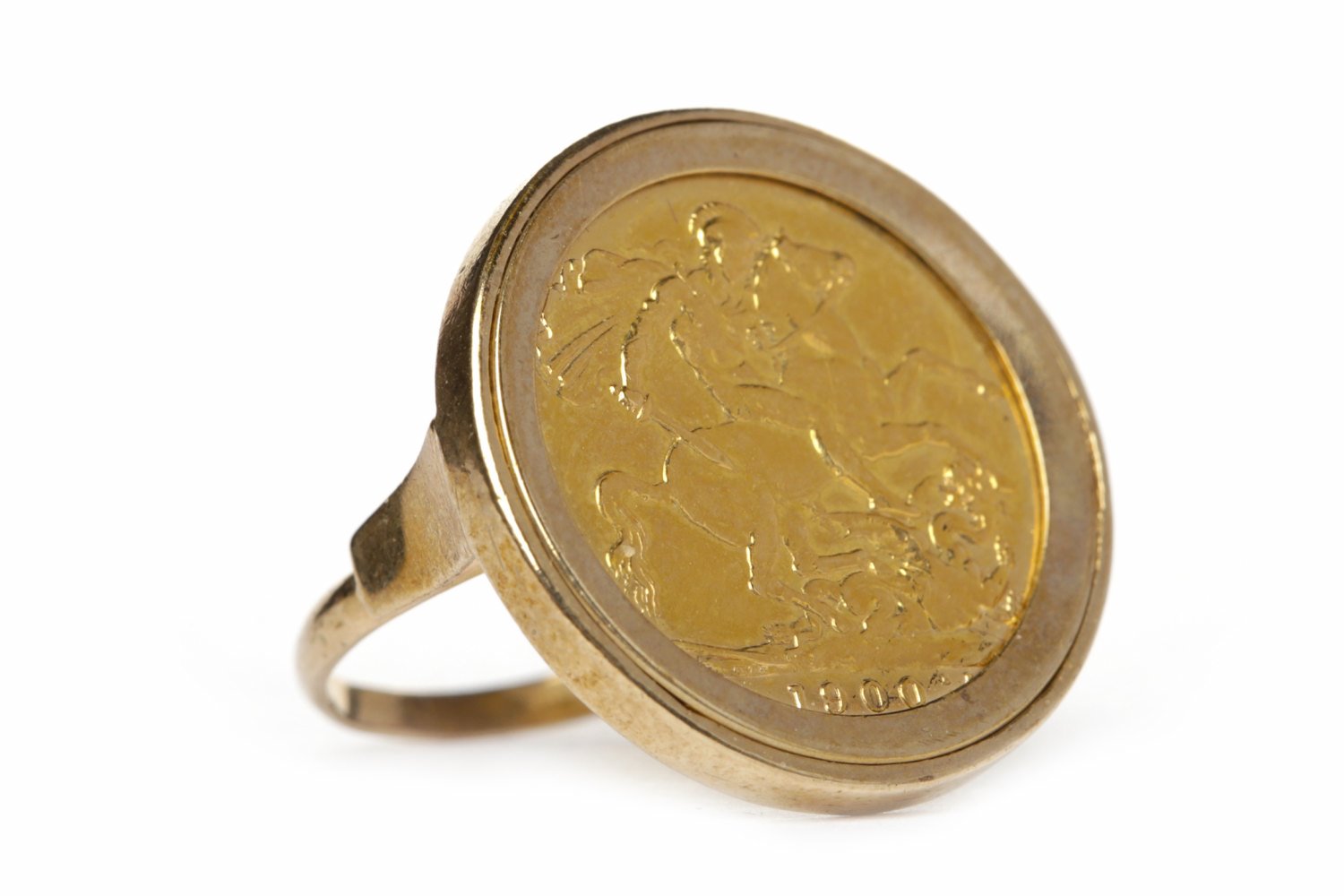 GOLD SOVEREIGN DATED 1900 mounted in a nine carat gold ring, 12.