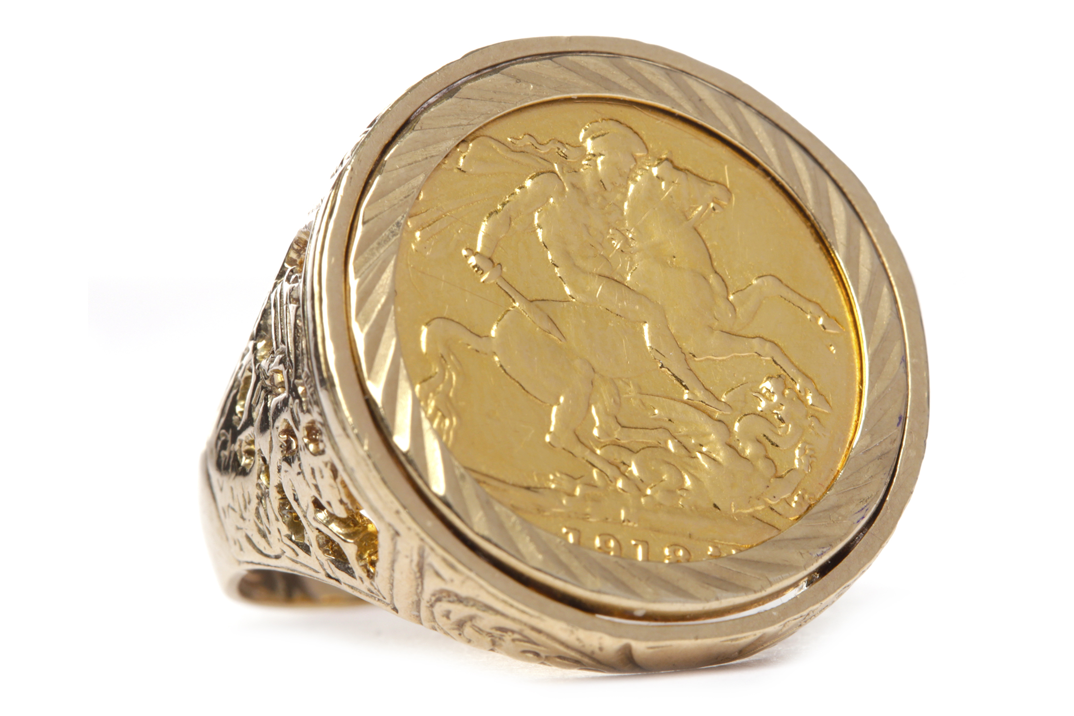 GOLD SOVEREIGN DATED 1918 mounted in a nine carat gold ring, 16.