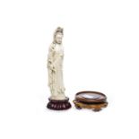 LATE 19TH/EARLY 20TH CENTURY CHINESE IVORY CARVING modelled as a standing female,