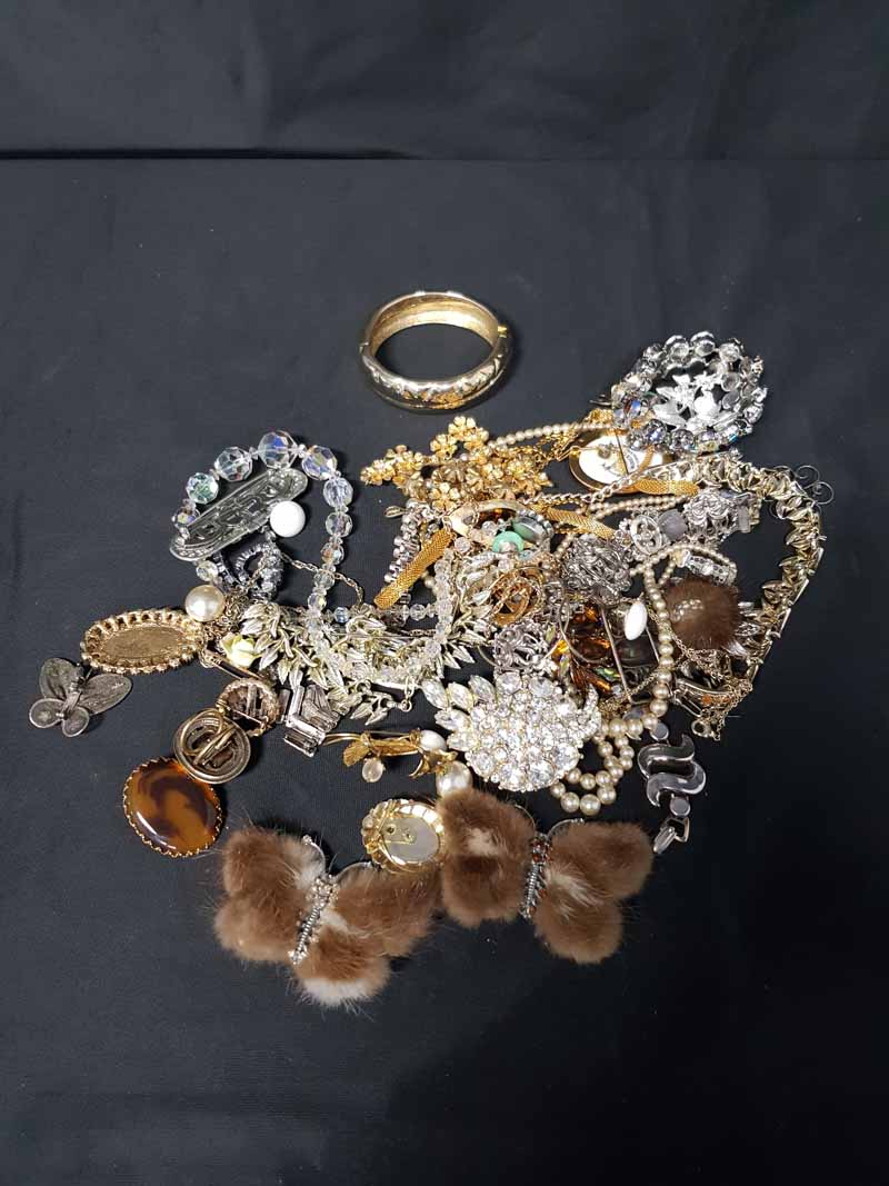 LOT OF MIXED COSTUME JEWELLERY