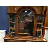 ATTRACTIVE LATE VICTORIAN MAHOGANY HANGING DISPLAY CABINET with arch moulded cornice,