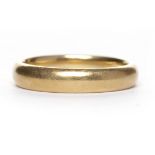 EIGHTEEN CARAT GOLD WEDDING BAND size L, 4.