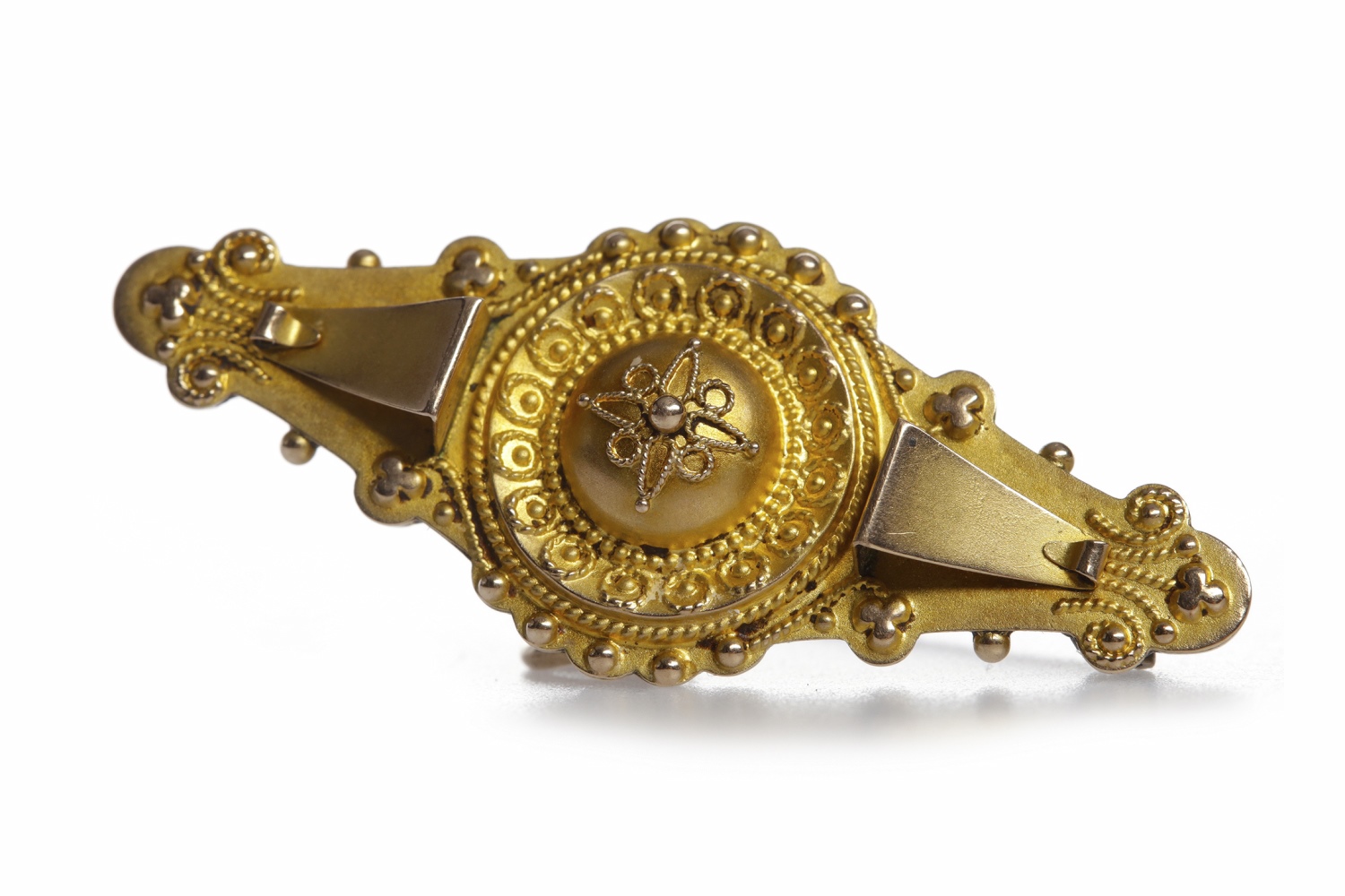 VICTORIAN NINE CARAT GOLD BROOCH formed by a central circular section with overlaid ropework