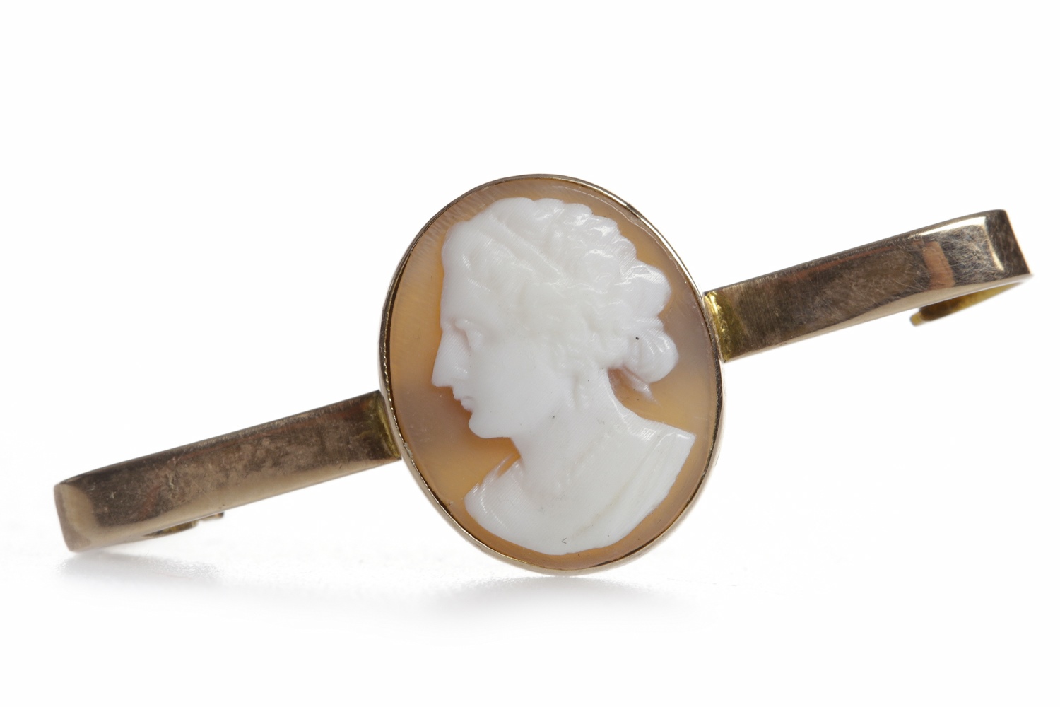 LATE VICTORIAN CAMEO BROOCH the cameo carved to depict a female profile facing left, 3.5cm in