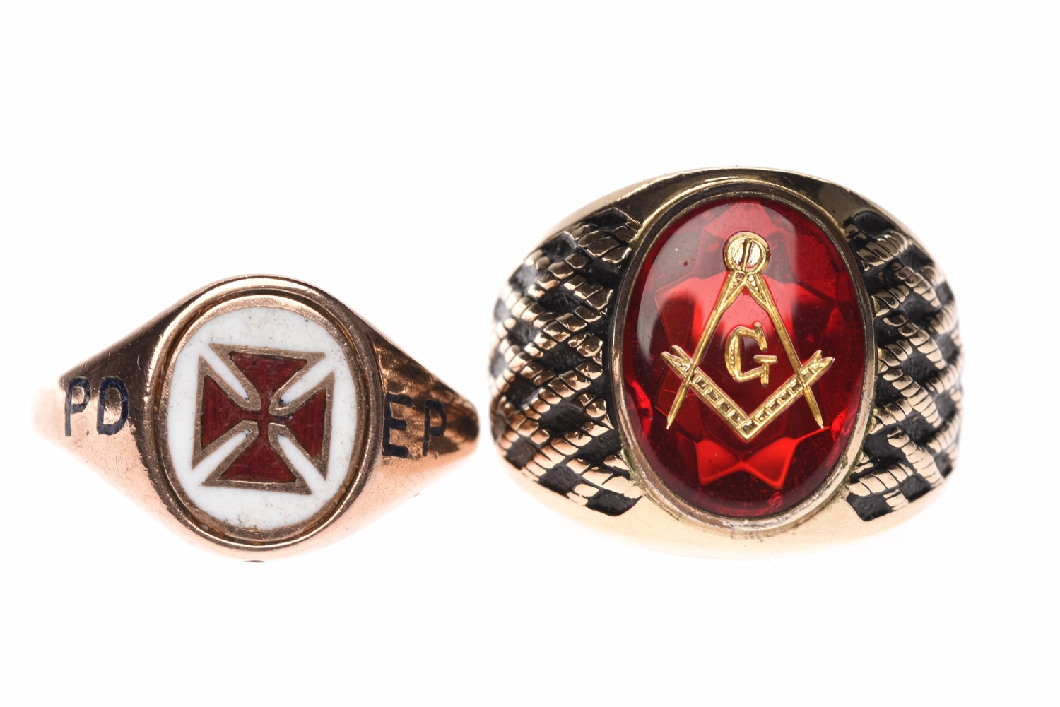 GENTLEMAN'S NINE CARAT GOLD SIGNET RING the oval bezel with red and white enamel decoration,