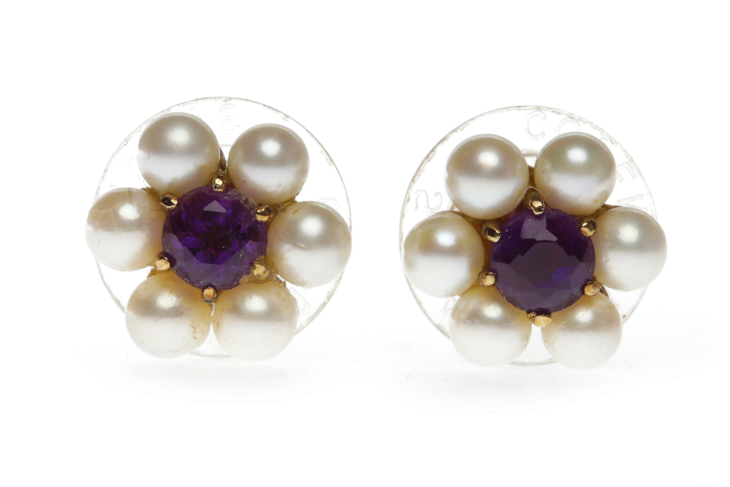 PAIR OF AMETHYST AND PEARL STUD EARRINGS each formed by a single round amethyst 4mm diameter