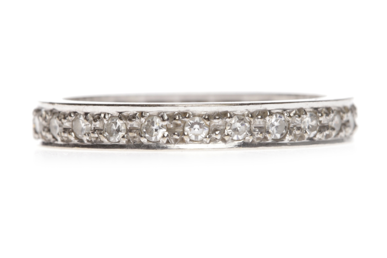 EARLY TWENTIETH CENTURY DIAMOND SET FULL ETERNITY RING with grain set single cut diamonds totalling