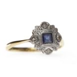 ART DECO SAPPHIRE AND DIAMOND RING with a central princess cut sapphire and four round brilliant