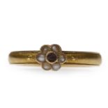 EARLY TWENTIETH CENTURY MOURNING RING with two hinged sections to the outside of the shank opening