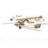 GROUP OF VARIOUS JEWELLERY including an Edwardian bar brooch and several hat and tie pins