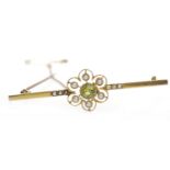 EDWARDIAN PERIDOT AND PEARL BAR BROOCH with a central peridot surrounded by white split pearls