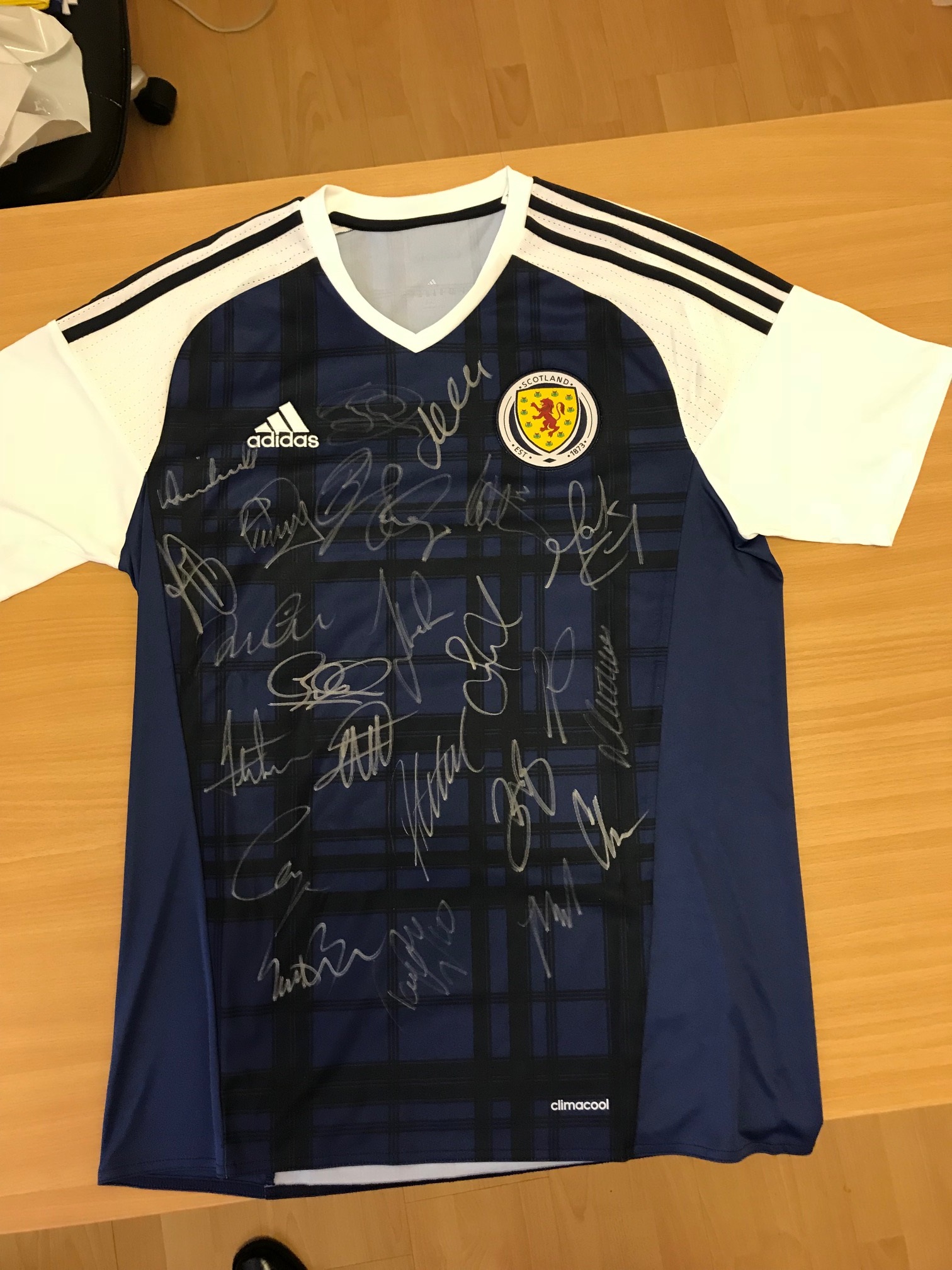 SIGNED SCOTLAND STRIP (HOME, SIGNED AFTER TO SLOVAKIA).