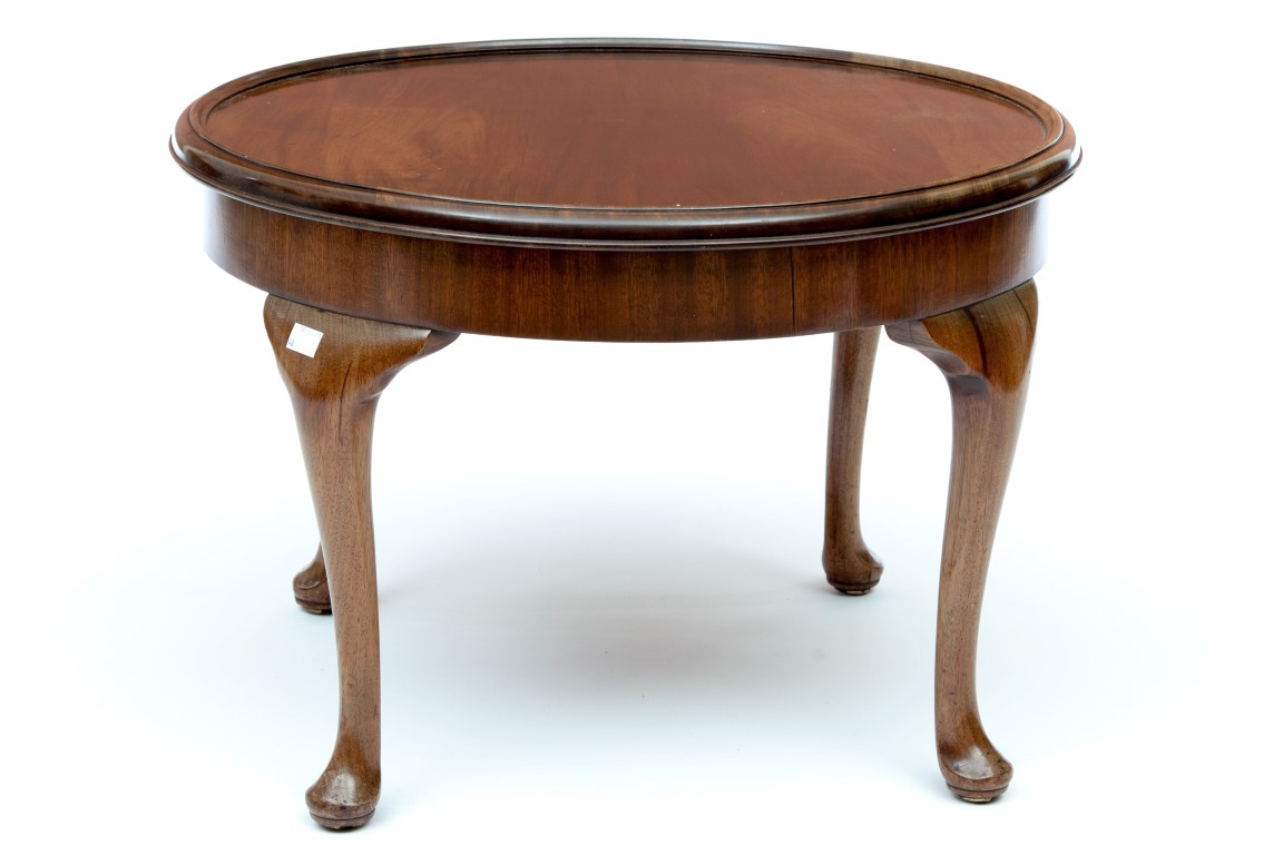 A SMALL CIRCULAR MAHOGANY OCCASIONAL TABLE