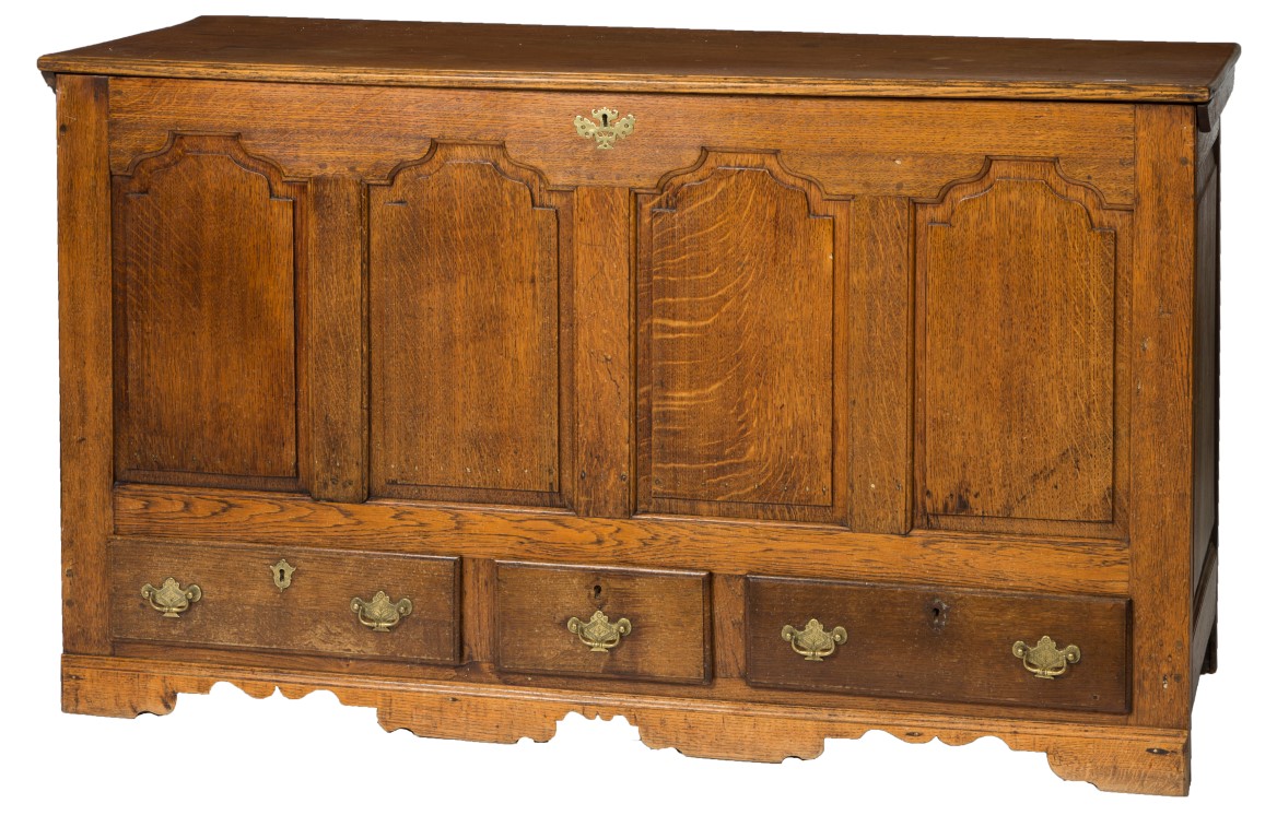 A LARGE GEORGIAN LIFT-TOP OAK COFFER OR MULE CHEST