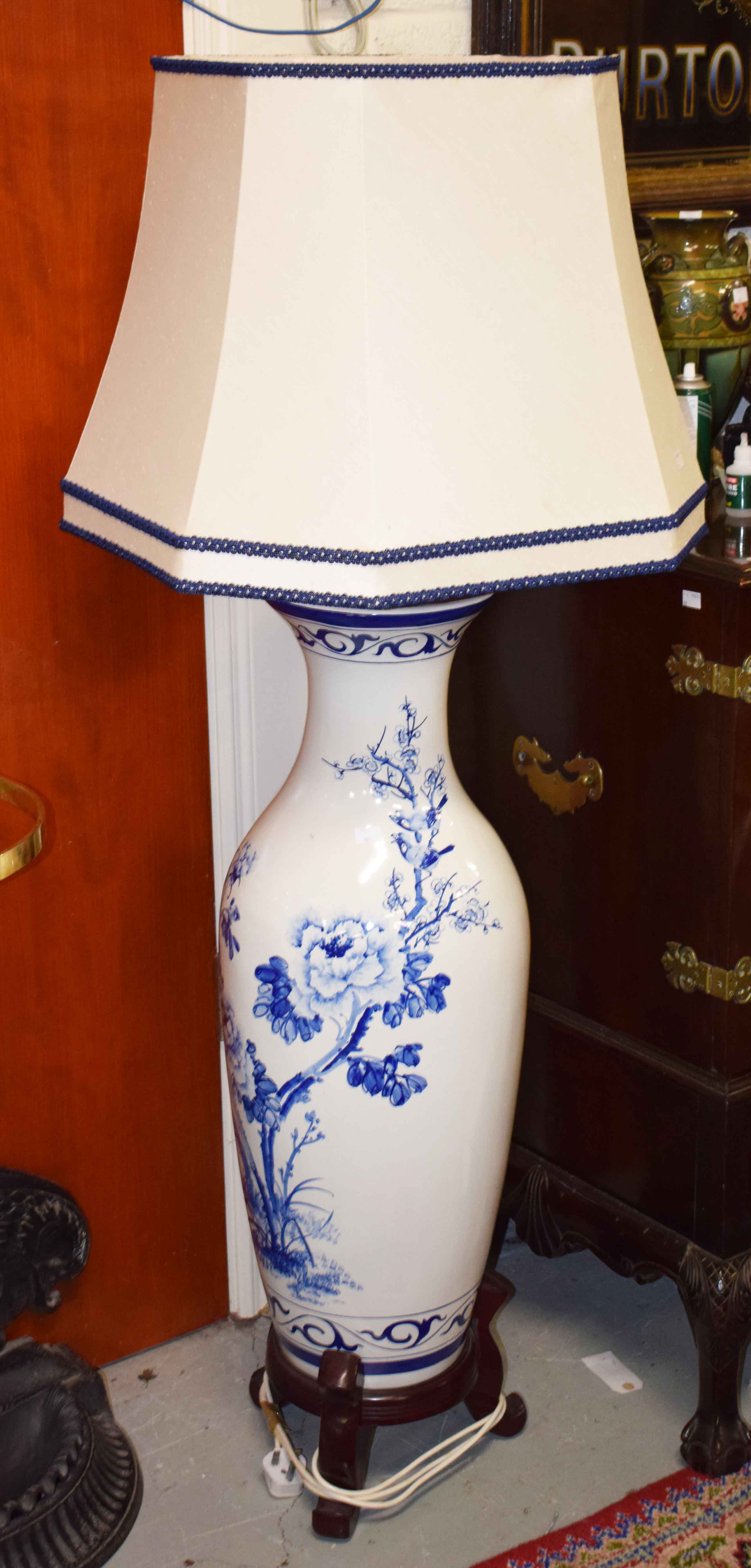 A LARGE JAPANESE BLUE AND WHITE PORCELAIN VASE