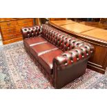 A GOOD QUALITY THREE SEATER MODERN CHESTERFIELD SETTEE