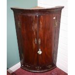 A GEORGIAN PERIOD MAHOGANY HANGING CORNER CUPBOARD