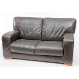 A MODERN TWO SEATER LEATHER SETTEE. (1)