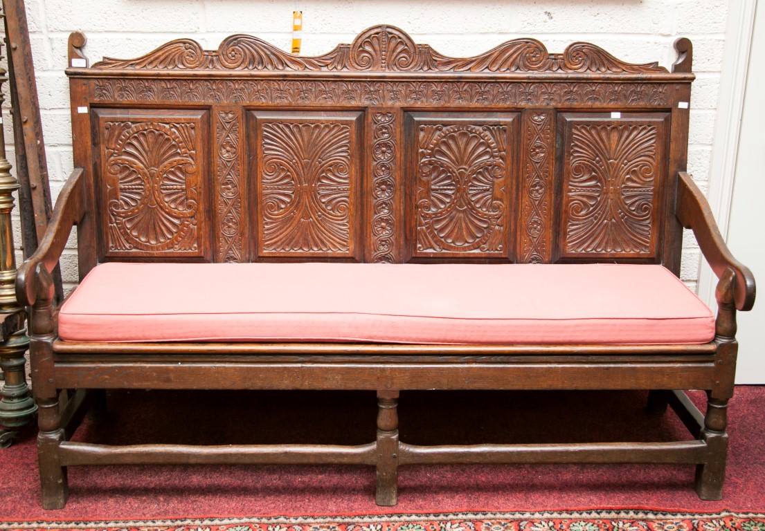 A 17TH CENTURY STYLE OAK SETTEE