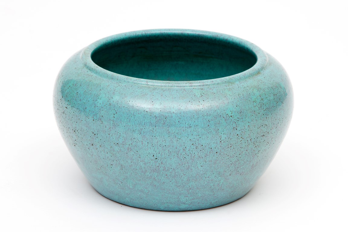 A CIRCULAR BALUSTER SHAPED TURQUOISE AND RED SPECKLED CHINESE PORCELAIN BOWL, with impressed six