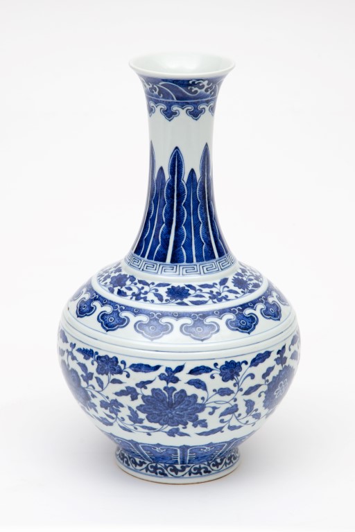 A FINE CHINESE BLUE AND WHITE PORCELAIN VASE, decorated with bands of scrolling foliage, blue six- - Image 2 of 4