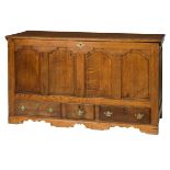 A LARGE GEORGIAN LIFT-TOP OAK COFFER OR MULE CHEST