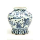 A LARGE BALUSTER SHAPED CHINESE BLUE AND WHITE PORCELAIN VASE,