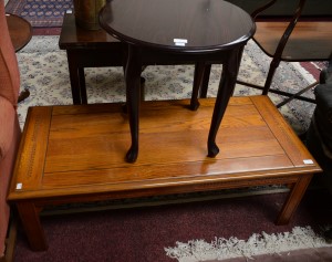 A CIRCULAR GRAINED ROSEWOOD OCCASIONAL TABLE