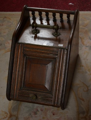 AN EDWARDIAN SLOPE FRONT PANELED OAK COAL SCUTTLE,