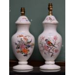 A PAIR OF MODERN BALUSTER SHAPED PORCELAIN TABLE LAMPS