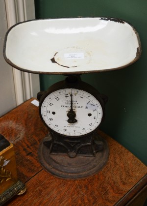 AN OLD CAST IRON KITCHEN FAMILY KITCHEN WEIGHING SCALES