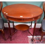 AN EDWARDIAN OVAL INLAID AND CROSSBANDED MAHOGANY CENTRE TABLE