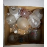 A BOX CONTAINING A QUANTITY OF MISCELLANEOUS GLASS LAMP SHADES. (a lot)