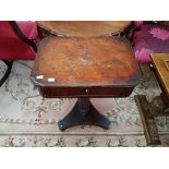 A SMALL WILLIAM IV PERIOD MAHOGANY SIDE OR LADIES WORK TABLE