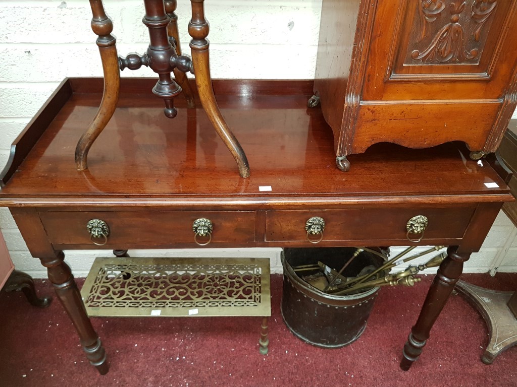 A LATE NINETEENTH CENTURY MAHOGANY DRESSING TABLE