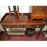 A LATE NINETEENTH CENTURY MAHOGANY DRESSING TABLE