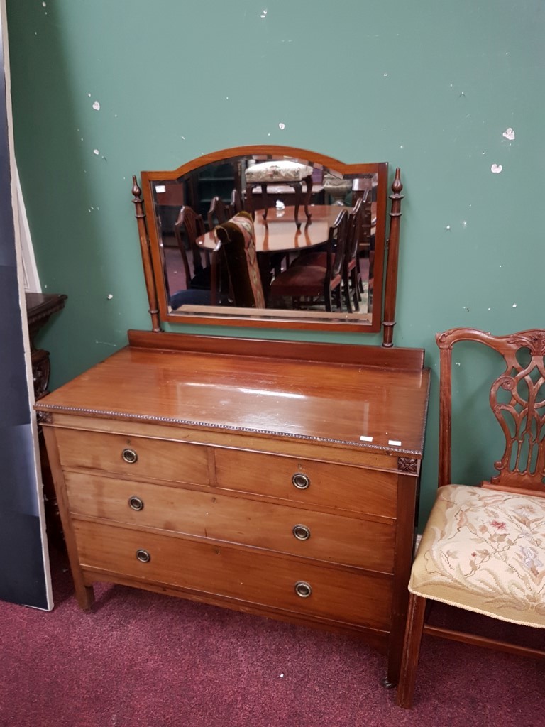 A MAHOGANY DRESSING TABLE