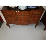 A TRANSITIONAL STYLE FRENCH KINGWOOD COMMODE