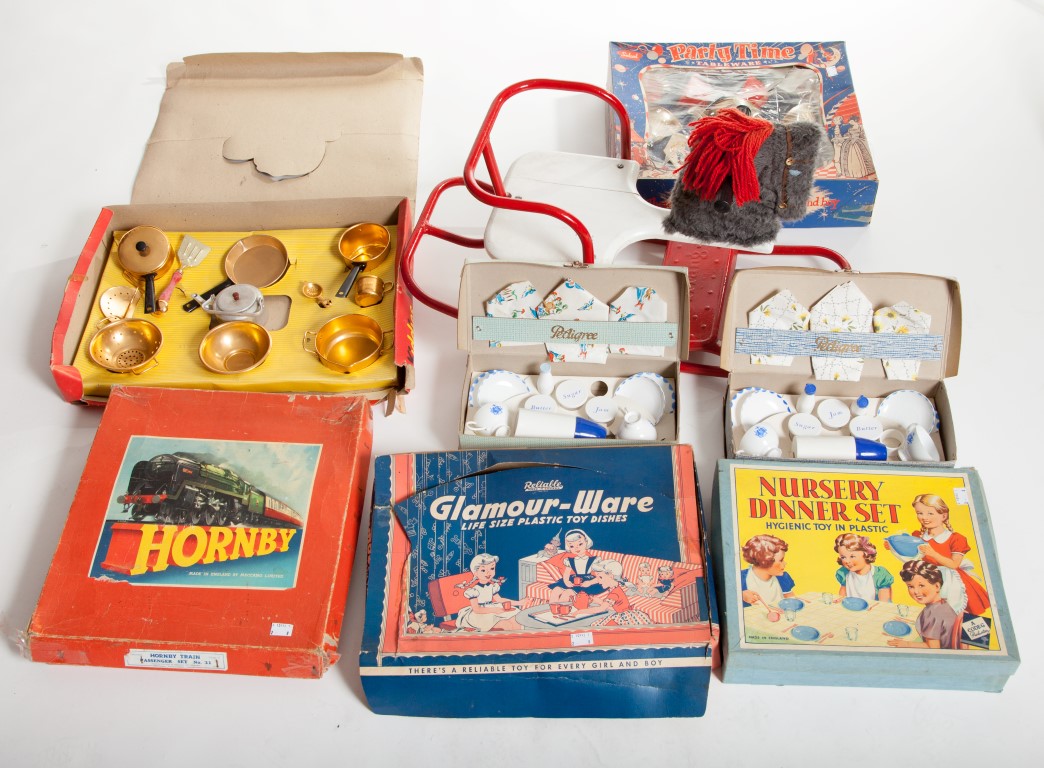 A COLLECTION OF CHILDS VINTAGE TOYS