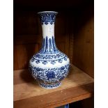 A GOOD CHINESE BLUE AND WHITE BULBOUS BOTTLE VASE