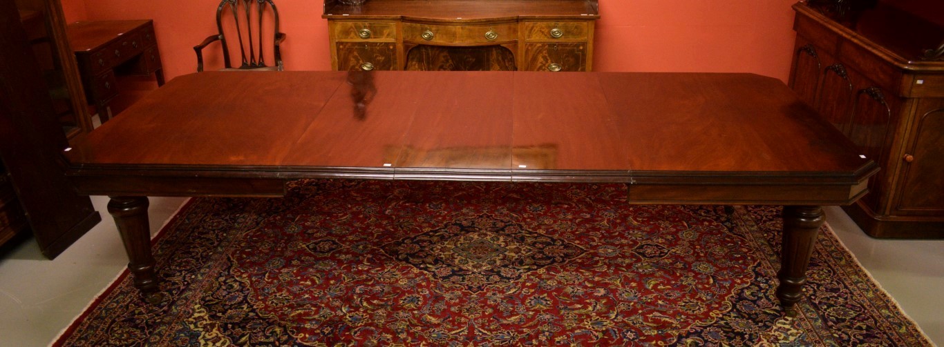 A VERY FINE LATE VICTORIAN MAHOGANY DINING TABLE